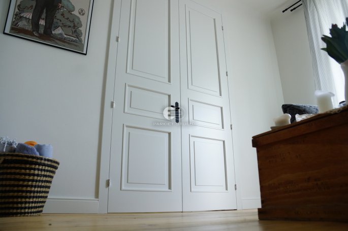DRZWI KLASIK 03 DWUSKRZYDŁOWE - OŚCIEŻNICA STANDARD 90 ST-  OPASKI 80MM - LAKIER SATYNA BIAŁY RAL 9003 - ZAWIASY WIDOCZNE 