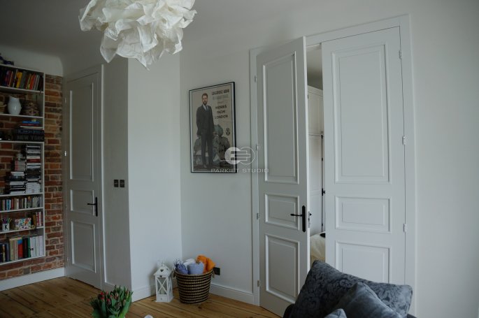 DRZWI KLASIK 03 PO LEWEJ Z PODCIĘCIEM ŁAZIENKOWYM - PO PRAWEJ DWUSKRZYDŁOWE - OŚCIEŻNICA STANDARD 90 ST-  OPASKI 80MM - LAKIER SATYNA BIAŁY RAL 9003 - ZAWIASY WIDOCZNE 