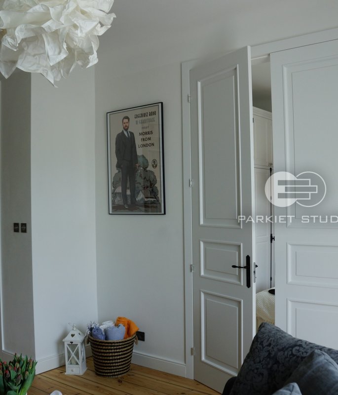 DRZWI KLASIK 03 PO LEWEJ Z PODCIĘCIEM ŁAZIENKOWYM - PO PRAWEJ DWUSKRZYDŁOWE - OŚCIEŻNICA STANDARD 90 ST-  OPASKI 80MM - LAKIER SATYNA BIAŁY RAL 9003 - ZAWIASY WIDOCZNE 