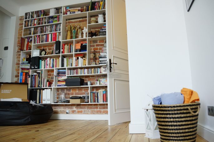 DRZWI KLASIK 03 Z PODCIĘCIEM ŁAZIENKOWYM - OŚCIEŻNICA STANDARD 90 ST-  OPASKI 80MM - LAKIER SATYNA BIAŁY RAL 9003 - ZAWIASY WIDOCZNE 