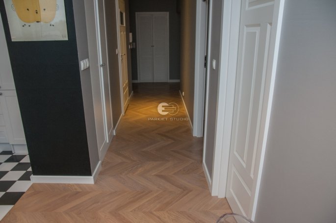 DRZWI NESTOR 3 - OŚCIEŻNICA SKOS 45 ST-  OPASKI 80MM - OKLEINA BIAŁA MAT - ZAWIASY STANERD WIDOCZNE