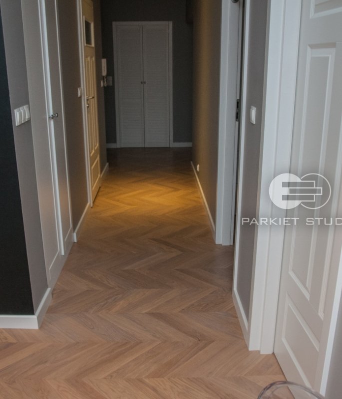 DRZWI NESTOR 3 - OŚCIEŻNICA SKOS 45 ST-  OPASKI 80MM - OKLEINA BIAŁA MAT - ZAWIASY STANERD WIDOCZNE