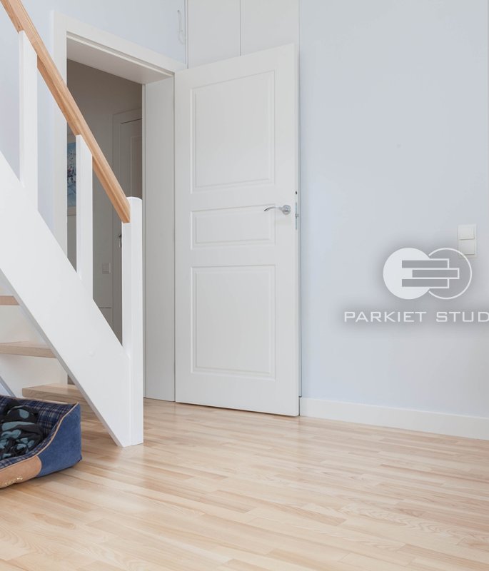 DRZWI SOFT S3 - OŚCIEŻNICA STANDARD 90 ST-  OPASKI 80MM - LAKIER SATYNA BIAŁY RAL 9003 - ZAWIASY CHOWANE