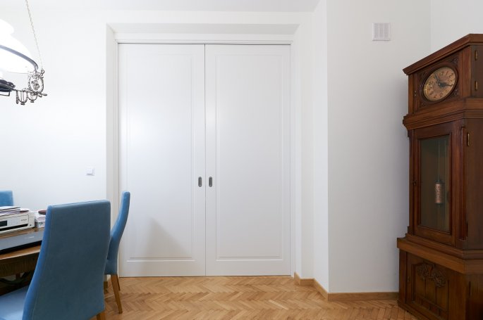 DRZWI SOFT S1 - OŚCIEŻNICA STANDARD 90 ST-  OPASKI 80MM - LAKIER SATYNA BIAŁY RAL 9003 - PRZESUWNE W KASECIE