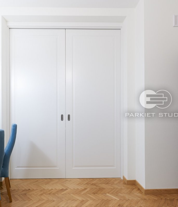 DRZWI SOFT S1 - OŚCIEŻNICA STANDARD 90 ST-  OPASKI 80MM - LAKIER SATYNA BIAŁY RAL 9003 - PRZESUWNE W KASECIE