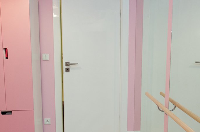 DRZWI TAFLA T1 - OŚCIEŻNICA TOWER OBNIŻONY  - OPASKI 80MM - KOLOR BIAŁY RAL 9003 POŁYSK - ZAWIASY CHOWANE - SYSTEM DRZWI ODWRÓCONYCH