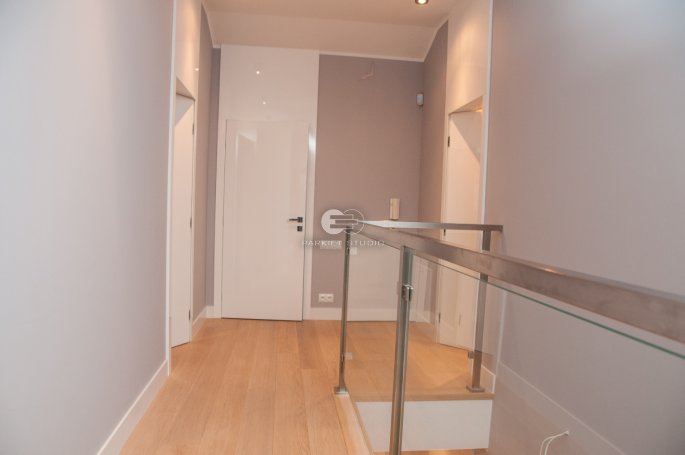 DRZWI TAFLA T1 - OŚCIEŻNICA PODWYŻSZONA TOWER - OPASKI 80MM - KOLOR BIAŁY RAL 9003 POŁYSK - ZAWIASY CHOWANE