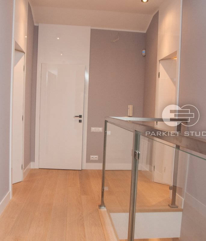 DRZWI TAFLA T1 - OŚCIEŻNICA PODWYŻSZONA TOWER - OPASKI 80MM - KOLOR BIAŁY RAL 9003 POŁYSK - ZAWIASY CHOWANE