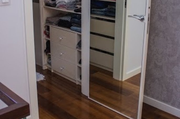 DRZWI TAFLA T1 Z NAKLEJONYM LUSTREM - OŚCIEŻNICA STANDARD 80MM - KOLOR BIAŁY RAL 9010 POŁYSK - ZAWIASY CHOWANE