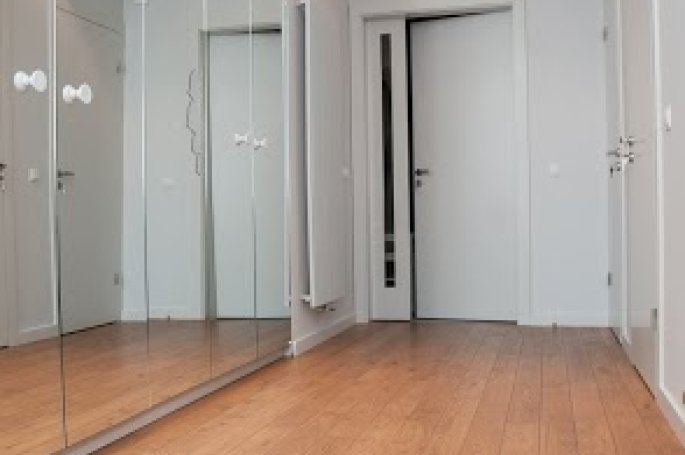 DRZWI TAFLA T1 Z NAŚWIETLEM BOCZNYM - OŚCIEŻNICA STANDARD 80MM - KOLOR BIAŁY RAL 9003 - ZAWIASY CHOWANE