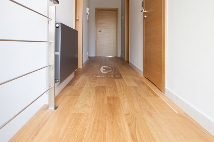 DRZWI TAFLA T2 USŁOJENIE POZIOME - OŚCIEŻNICA SKOS 45 ST-  OPASKI 80MM - FORNIR DĄB NATURALNY - ZAWIASY CHOWANE