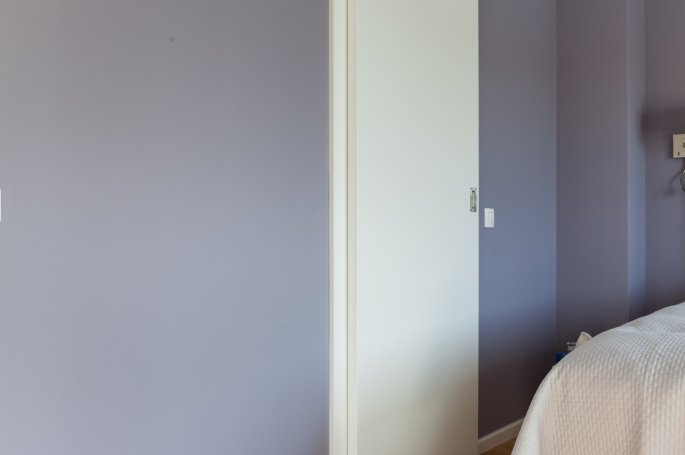 DRZWI TAFLA W SYSTEMIE NAŚCIENNYM - BIAŁY RAL 9003 - OŚCIEŻNICA TUNEL - OPASKI 80MM