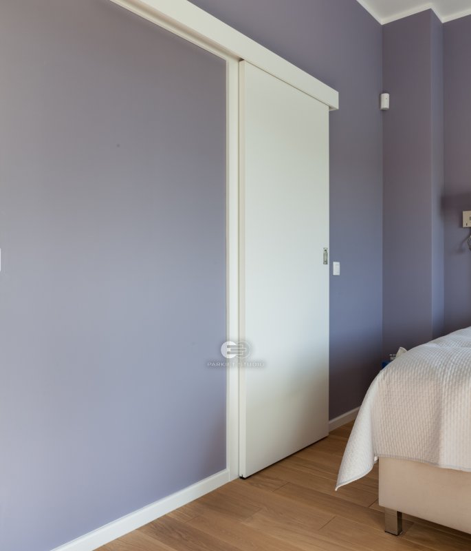 DRZWI TAFLA W SYSTEMIE NAŚCIENNYM - BIAŁY RAL 9003 - OŚCIEŻNICA TUNEL - OPASKI 80MM