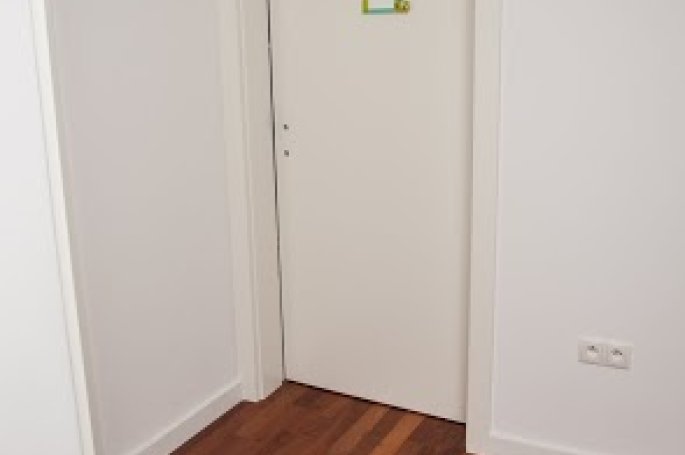 DRZWI TAFLA T1 - OŚCIEŻNICA STANDARD 80MM - KOLOR BIAŁY RAL 9010 - ZAWIASY CHOWANE