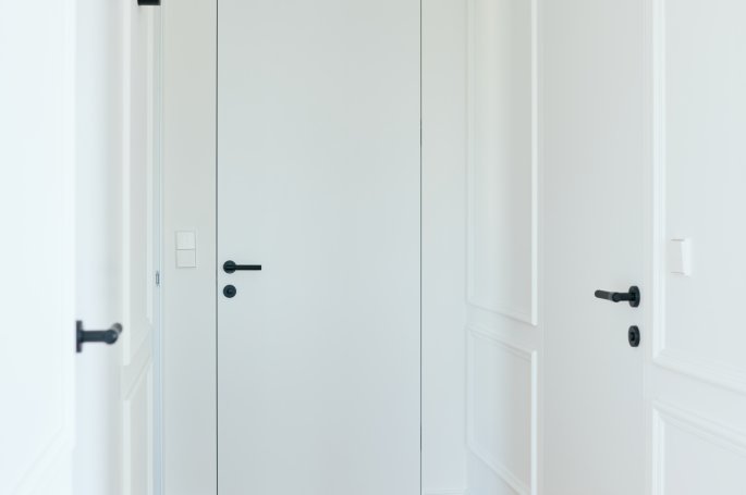 Drzwi JAGRAS z kolekcji SIMPLE w RAL 9003 wysokości 240 cm