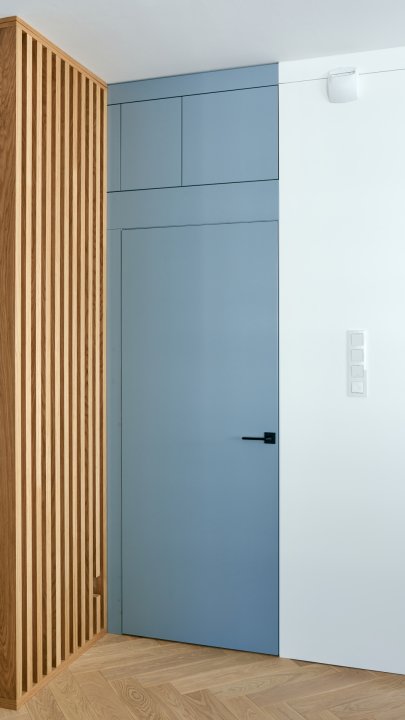 Drzwi  JAGRAS w ukrytej ościeżnicy z kolekcji SKRIVEN w zabudowie meblowej