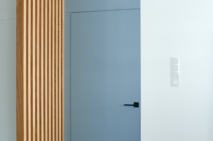 Drzwi  JAGRAS w ukrytej ościeżnicy z kolekcji SKRIVEN w zabudowie meblowej