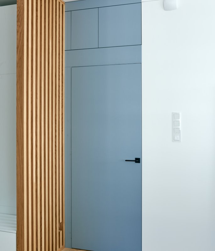 Drzwi  JAGRAS w ukrytej ościeżnicy z kolekcji SKRIVEN w zabudowie meblowej