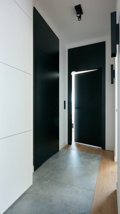 Drzwi  JAGRAS Z podwyższonym panelem oraz drzwi ukryte Skriven