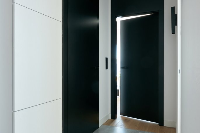 Drzwi  JAGRAS Z podwyższonym panelem oraz drzwi ukryte Skriven