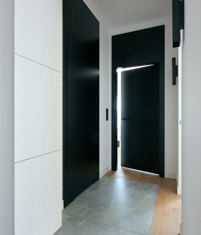 Drzwi  JAGRAS Z podwyższonym panelem oraz drzwi ukryte Skriven