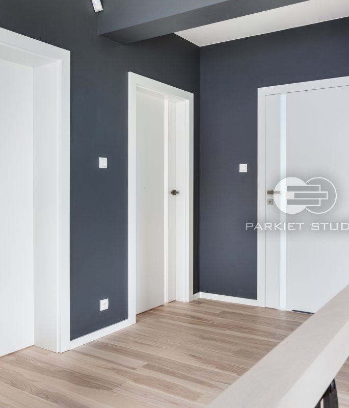 DRZWI VERTICAL V4 - SZYBA MLECZNA BEZPIECZNA - OŚCIEŻNICA STANDARD 80MM - KOLOR BIAŁY RAL 9003 - ZAWIASY CHOWANE