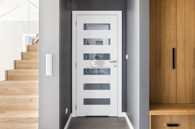 DRZWI KOMFORT K1 Z PODCIĘCIEM WENTYLACYJNYM-SZKŁO MLECZNE BEZPIECZNE-KOLOR BIAŁY RAL 9003-OŚCIEŻNICA STANDARD 80MM-ZAWIASY WIDOCZNE INOX